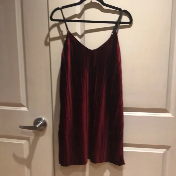 🇺🇸 Tart Burgundy Velvet Dress - Small - Picture 6 of 12